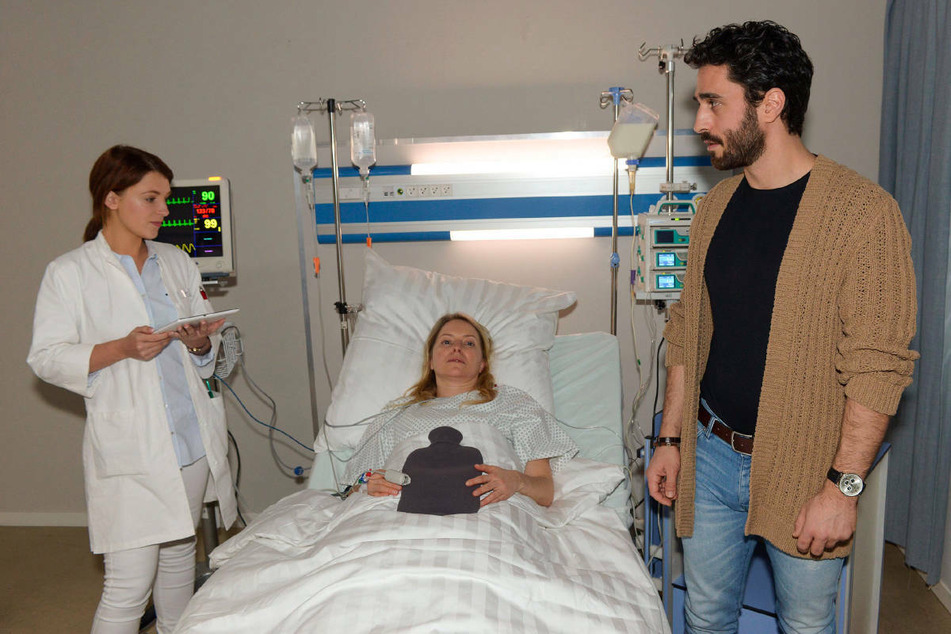 Lilly (l.) klärt Tobias über den Zustand seiner Frau Melanie auf.