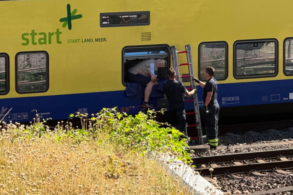 Hamburg: Tür von Zugtoilette lässt sich nicht öffnen: Mann muss Regionalbahn durch Fenster verlassen