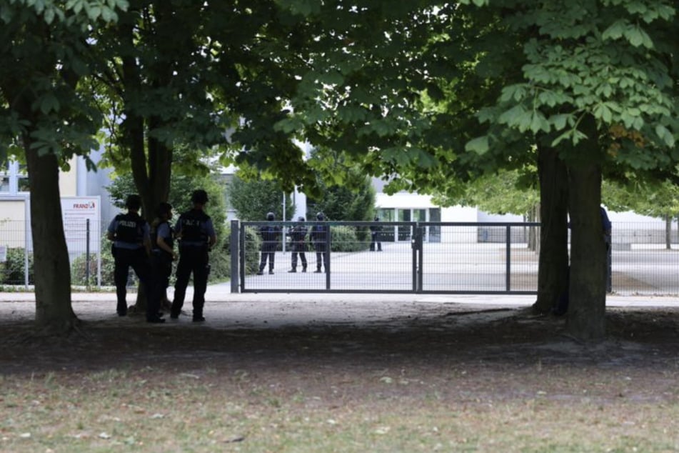 Die Umgebung des Gymnasiums wurde weiträumig abgesperrt.