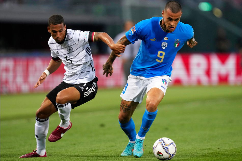 Gianluca Scamacca (23, r.) zeigte im Nations-League-Spiel von Italien gegen Deutschland um Thilo Kehrer (25) eine ansprechende Leistung.