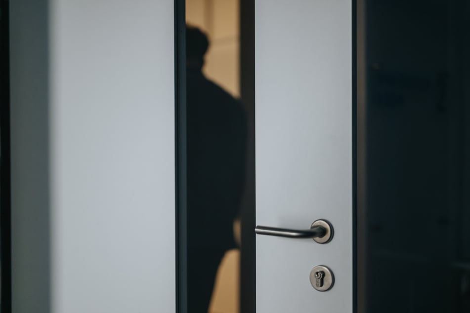 Der Angeklagte (25) soll den 20-Jährigen im Februar mit mehr als 30 Messerstichen in dessen eigener Wohnung getötet haben. (Symbolbild)