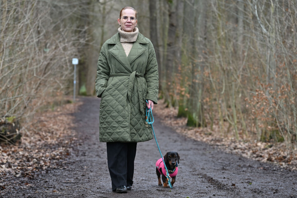 Norma Grube (41, FDP) beim Spaziergang mit Hund Anton (3) im Wald an der Zeisigwaldschänke.