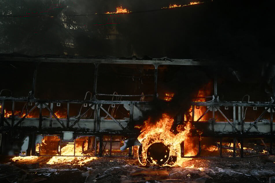 Ein Bus auf einer Hauptverkehrsader im Zentrum der Stadt wurde von einer Bande in Brand gesteckt.