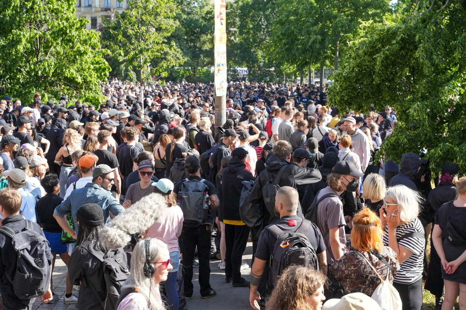 Auf dem Heinrich-Schütz-Platz kesselte die Polizei plötzlich rund 1000 Demonstranten ein.