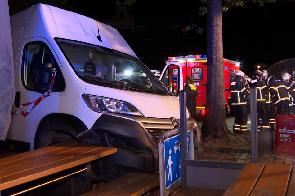 Mann wird von eigenem Transporter überrollt und lebensgefährlich verletzt