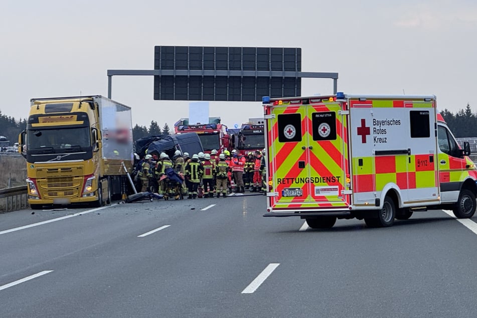 Unfall A9: Unfall auf A9: Transporter kracht in Pannen-Lkw, Mann schwer verletzt
