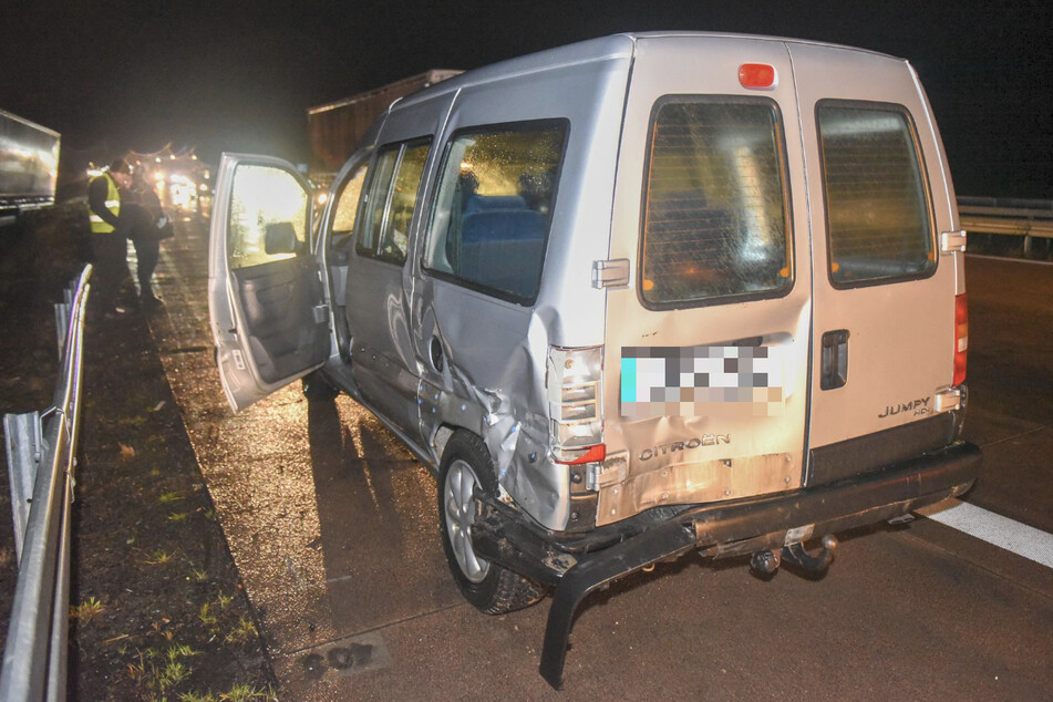 Der Citroen-Fahrer (51) verlor bei dem Crash die Kontrolle über sein Auto, krachte zunächst gegen einen Lkw und endete schließlich an der Mittelleitplanke.