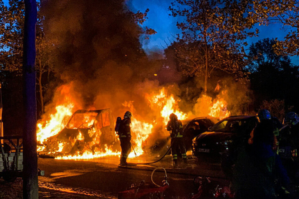 Einsatzkräfte der Feuerwehr löschen die Flammen in Schönefeld.