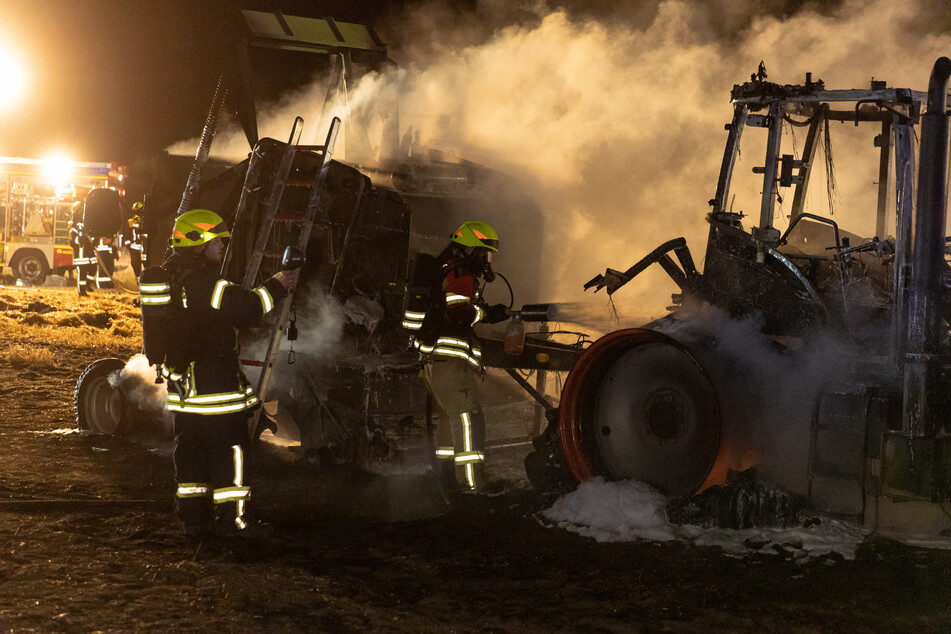 Die Feuerwehr konnte den Traktor und die Strohballenpresse nicht mehr retten.