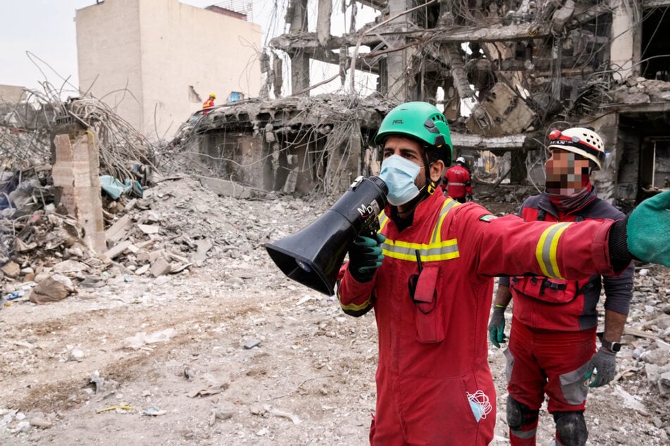 Feuerwehrleute arbeiten an einem Wohnhaus in Teheran, das am Montag während der amerikanisch-israelischen Luftangriffe zerstört wurde.