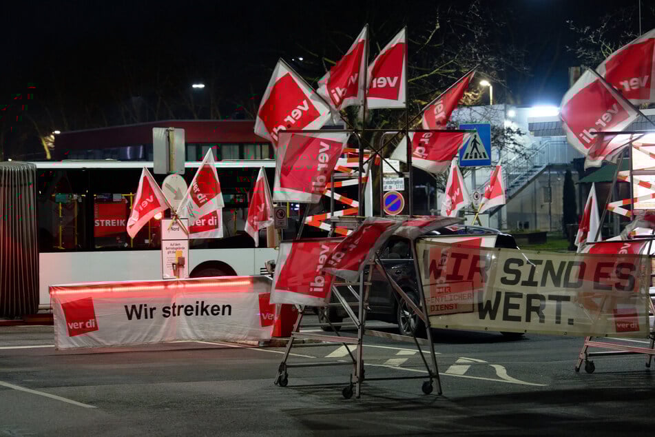 Busse und S-Bahnen bleiben am Freitag in Köln stehen. Grund ist ein erneuter Warnstreik.
