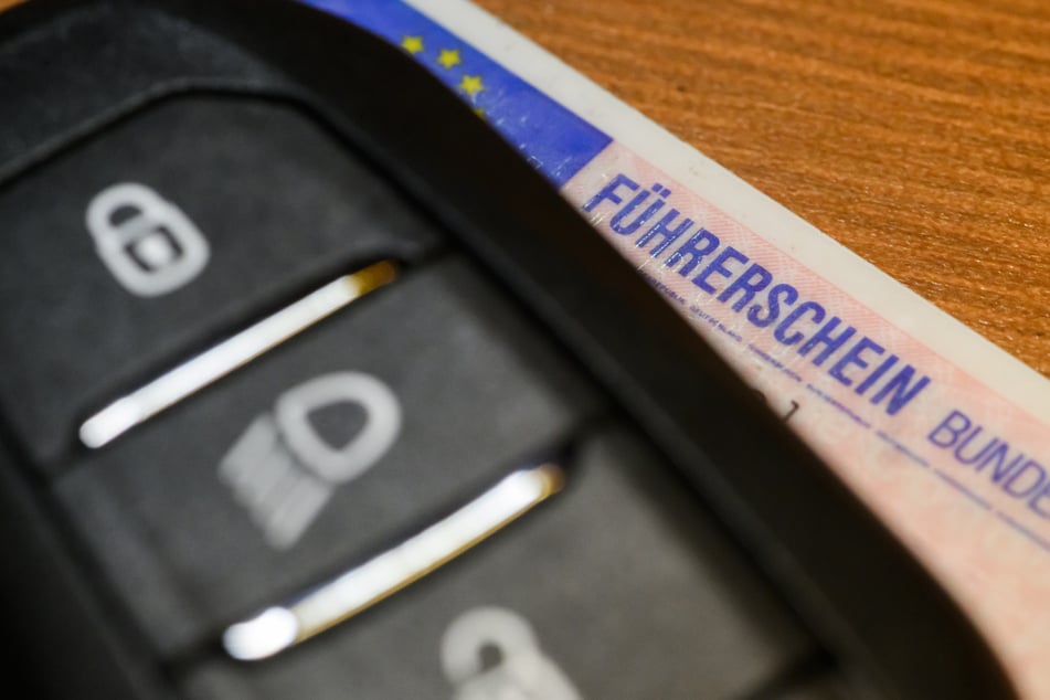 Seinen Führerschein ist der 38-Jährige vorerst los: Die Polizei kassierte ihn noch auf der Wache ein. (Symbolbild)