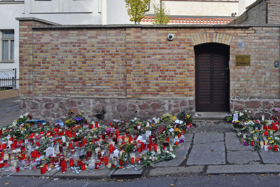 Ein Blumenmeer vor jener Tür, die im Oktober 2019 schlimmeres verhinderte. Am 9. Oktober hatte Stephan Balliet versucht, in die Synagoge in Halle einzudringen und ein Massaker anzurichten.