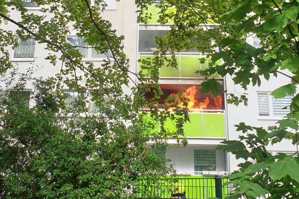 In einer Wohnung in der dritten Etage des neunstöckigen Hochhauses haben Möbel Feuer gefangen.