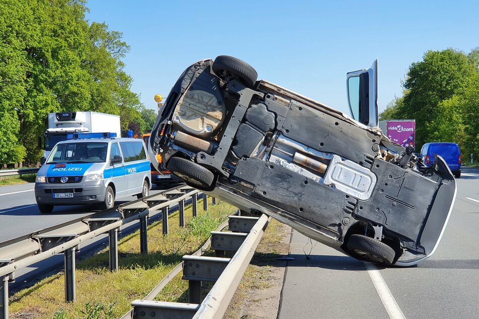 Das Fahrzeug liegt nach dem Unfall auf der Mittelleitplanke der Autobahn 1.
