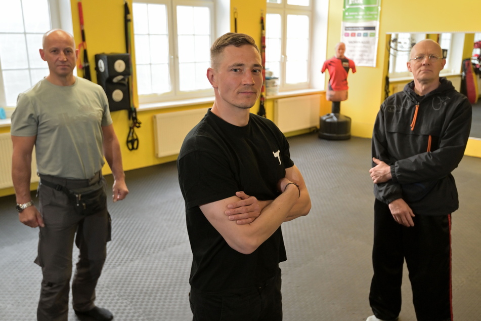 Nick Kedzierski (30, M.) gründete die Initiative "Wir für Sport", kämpft mit den Kollegen Jens Thomalla (54. l.) und Lutz Vogel (60) für die Öffnung von Sportstätten.