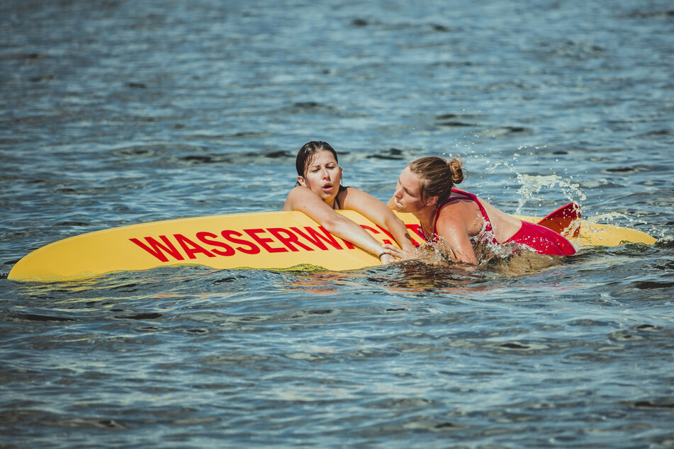 Zwei Chemnitzer Rettungsschwimmerinnen der DRK-Wasserwacht bei einer Übung auf dem Bärwalder See.
