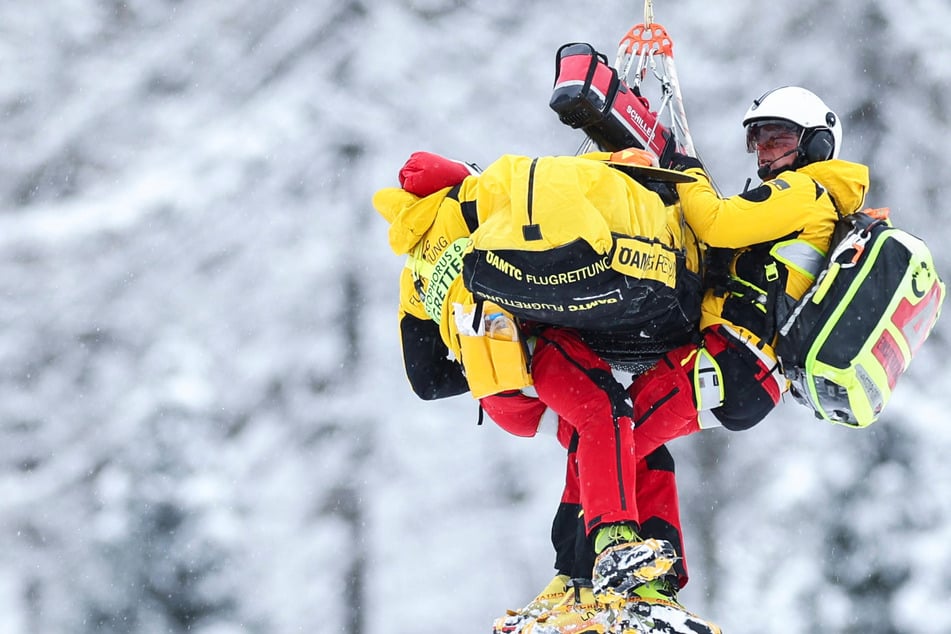 Olympia-Aus! Ski-Star nach heftigem Sturz mit Hubschrauber abtransportiert