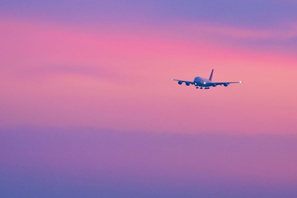 Zahlreiche Flüge wurden wegen des Iran-Kriegs gestrichen. Aktuell sollen Tausende Urlauber aus den Krisenregionen geholt werden. (Symbolbild)