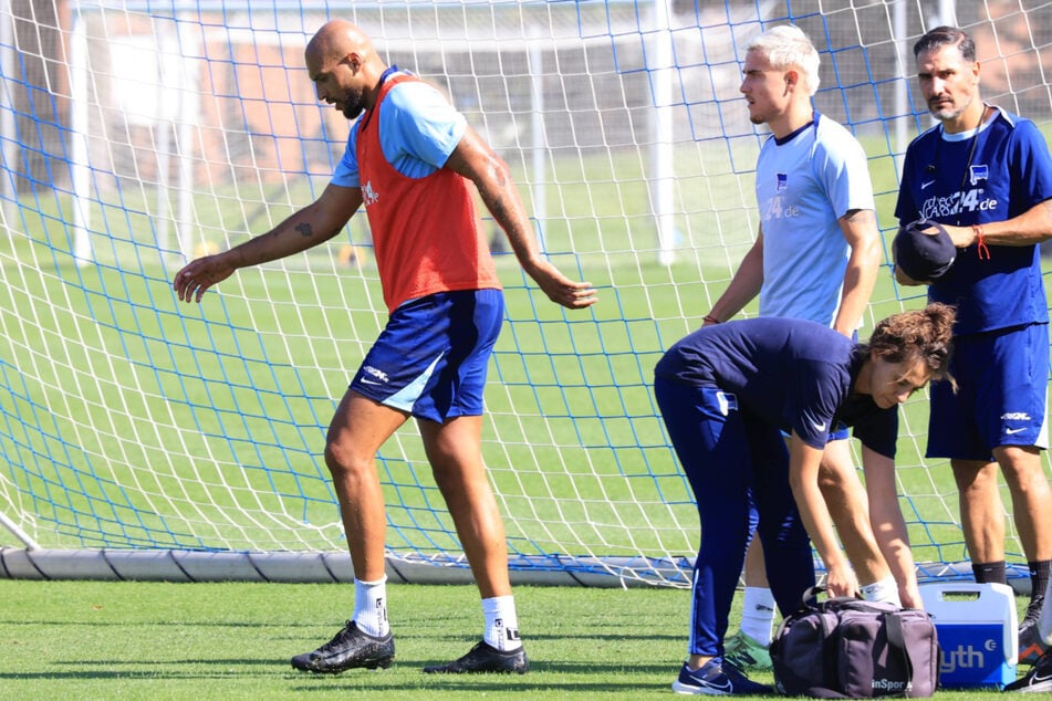 Einen sorgenvollen Blick gibt es auch vom Trainer Cristian Fiél (44, r.), immerhin konnte Brooks aber wieder laufen.