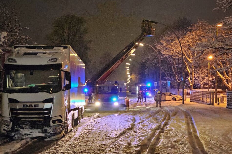 In Spandau ist bei einem Unfall zwischen einem Auto und einem Laster auch eine Straßenlaterne in Mitleidenschaft gezogen worden, die über eine Drehleiter gesichert werden musste.