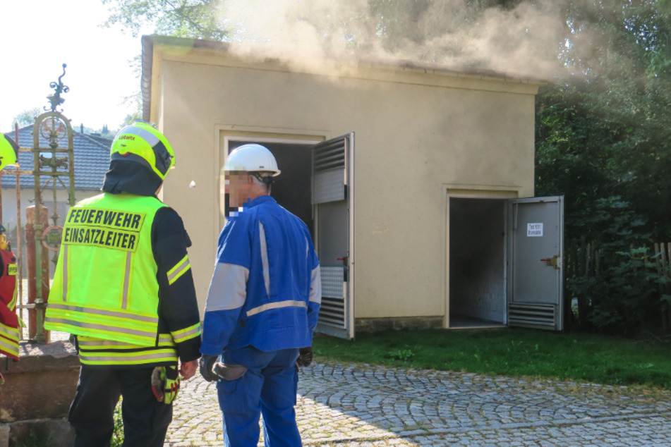 Am Sonntagmorgen quoll Rauch aus dem Trafohaus in der Rudolf-Weber-Straße in Lößnitz. Es kam zum Stromausfall in der Stadt.