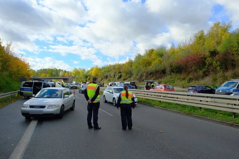 Durch verstärkte Kontrollen, wie beispielsweise auf der Maximilianallee in Leipzig Ende Oktober, will die Polizei mehr Fahrer aus dem Verkehr ziehen, die Drogen konsumiert haben. (Archivbild)