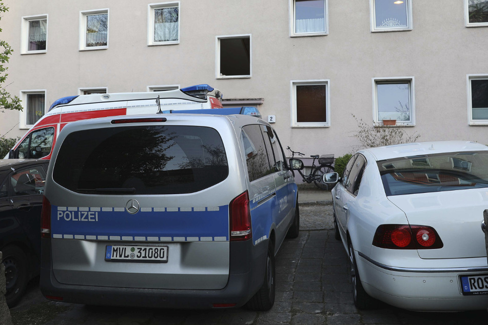 Polizei und Rettungskräfte rückten am Dienstagabend zu dem Mehrfamilienhaus in Rostock an.