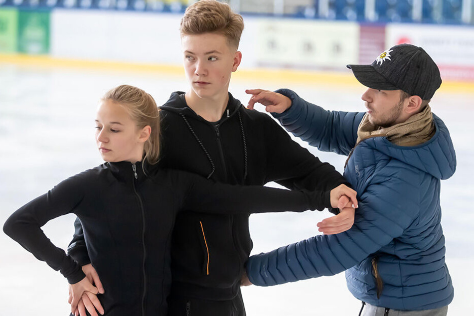 Volle Konzentration: Trainer Hendrik Hilpert (24, l.) korrigiert die Haltung von Piero (13) und Emilie (14).