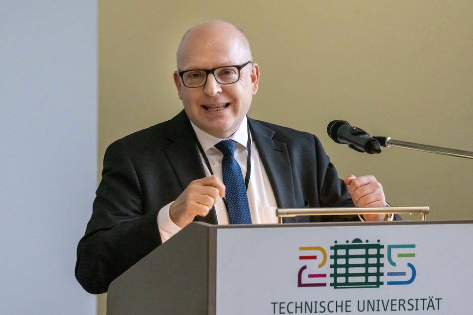 OB Sven Schulze (52, SPD) ist ein Alumni der TU Chemnitz, feierte mit der Fakultät für Wirtschaftswissenschaften Jubiläum.