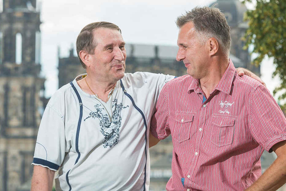 Ergreifend: Nach 50 Jahren sahen sich der pensionierte Sowjetsoldat Valentin Bobukh (72) und Torsten Möbius (51, heute Sicherheitstechniker in Dresden) zum ersten mal wieder.