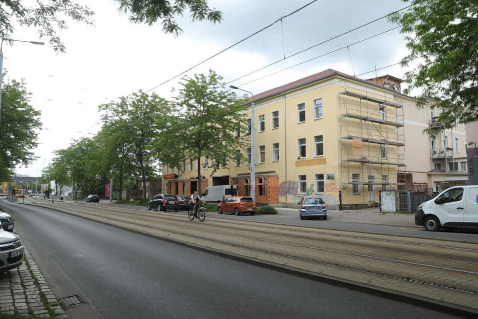 Eine 26 Jahre alte Frau ist in der Nacht zu Donnerstag in Dresden tödlich verunglückt.