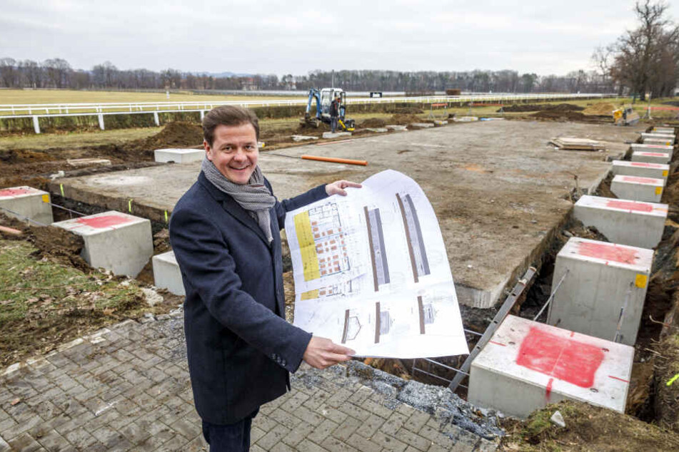 Matteo Böhme (37) zeigt auf der Baustelle der Galopp-Lounge den Fassaden-Entwurf.
