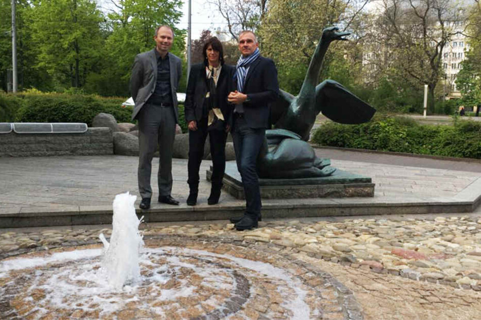 Thomas Kretzschmar, Beate Mai und Andreas Wardemann von der "Jackpot GmbH" haben am Freitagmorgen den Schwanenbrunnen feierlich in Betrieb genommen.