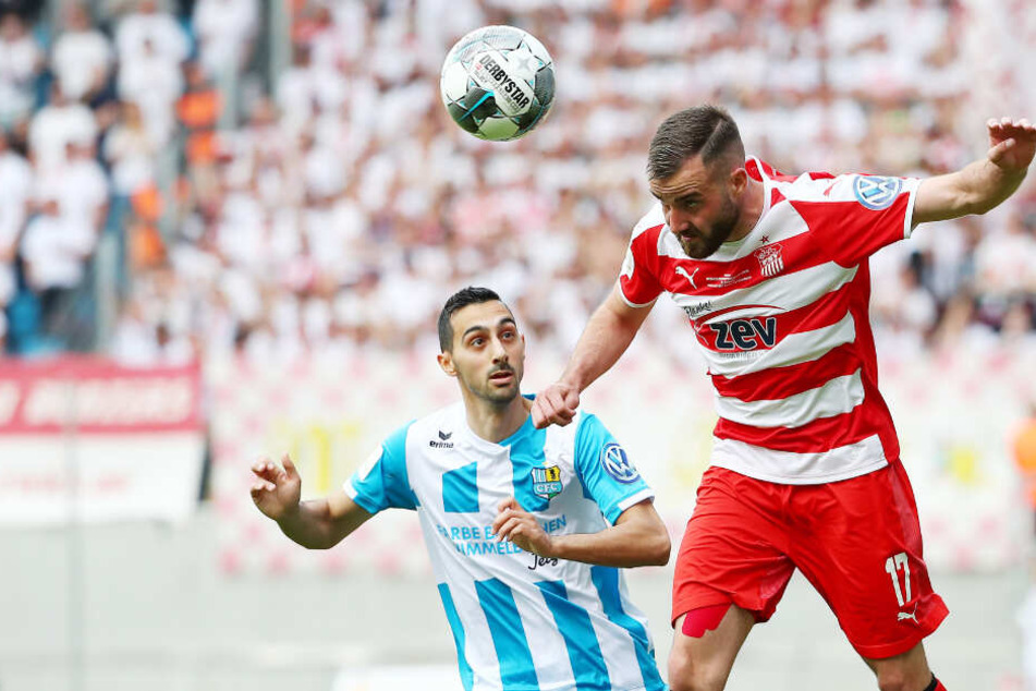 Rafael Garcia (l.) und Morris Schröter dürften heute im Mittelfeld wieder ihre Klingen kreuzen.