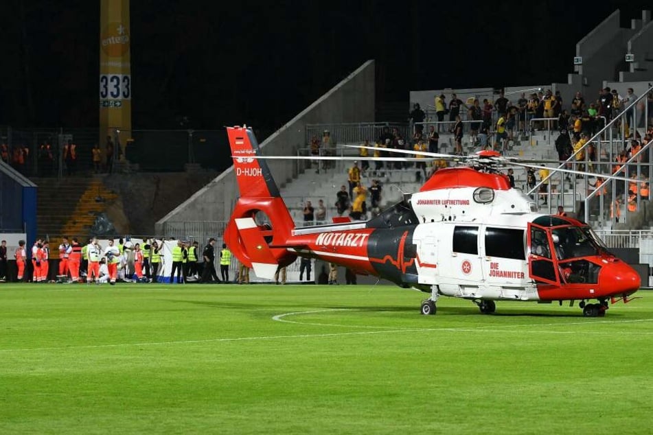 Der Rettungshubschrauber auf dem Rasen am Böllenfalltor.