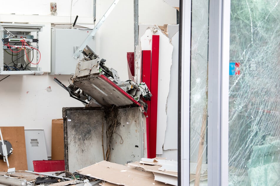 Geldautomat in Hamburger Einkaufszentrum gesprengt: Täter auf der Flucht