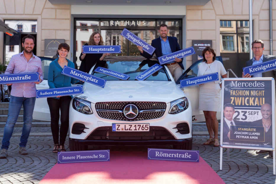 Zwickaus OB Pia Findeiß (61, SPD, 2.v.r.) und die Macher der Mercedes-Fashion-Night beim obligatorischen Gruppenfoto.