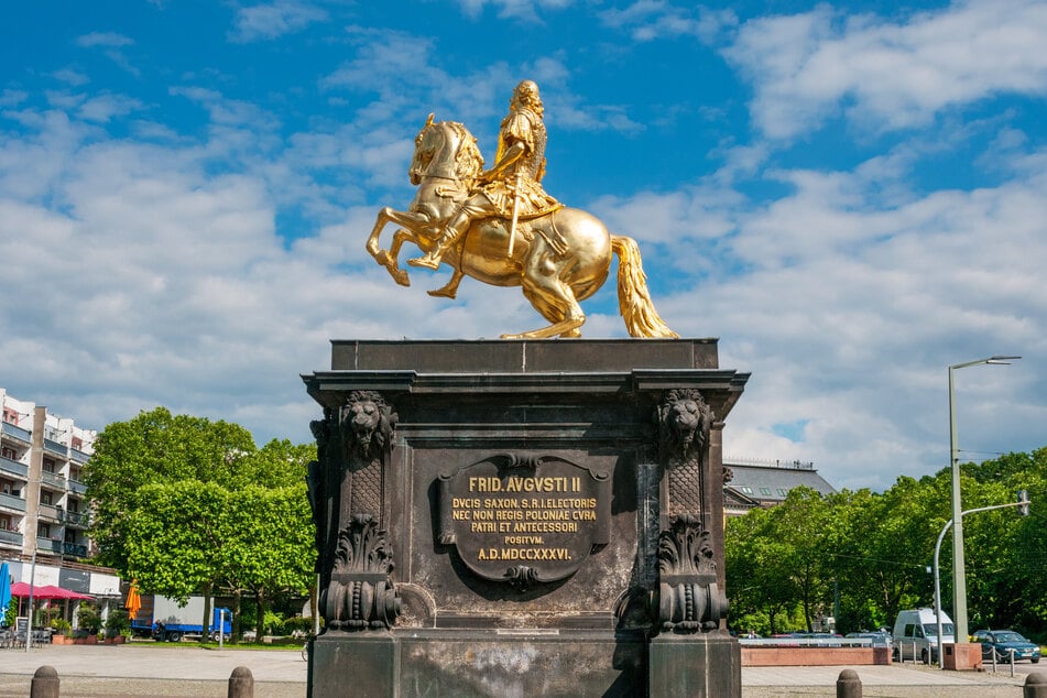 Ein berühmtes Wahrzeichen von Dresden ist der Goldene Reiter.