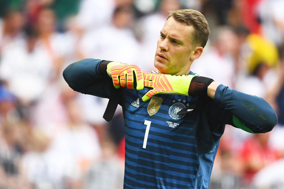 Sichtlich genervt: Manuel Neuer musste die Auftaktniederlage gegen Mexiko verdauen und sich am Dienstagmittag den kritischen Fragen der Journalisten stellen.