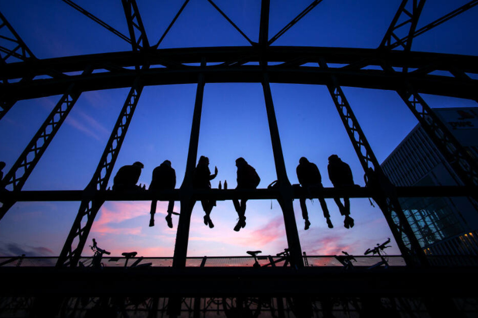 Jugendliche auf der Münchner Hackerbrücke: Die Kernthemen der 17- bis 24-Jährigen sind vor allem Umwelt und Energie.