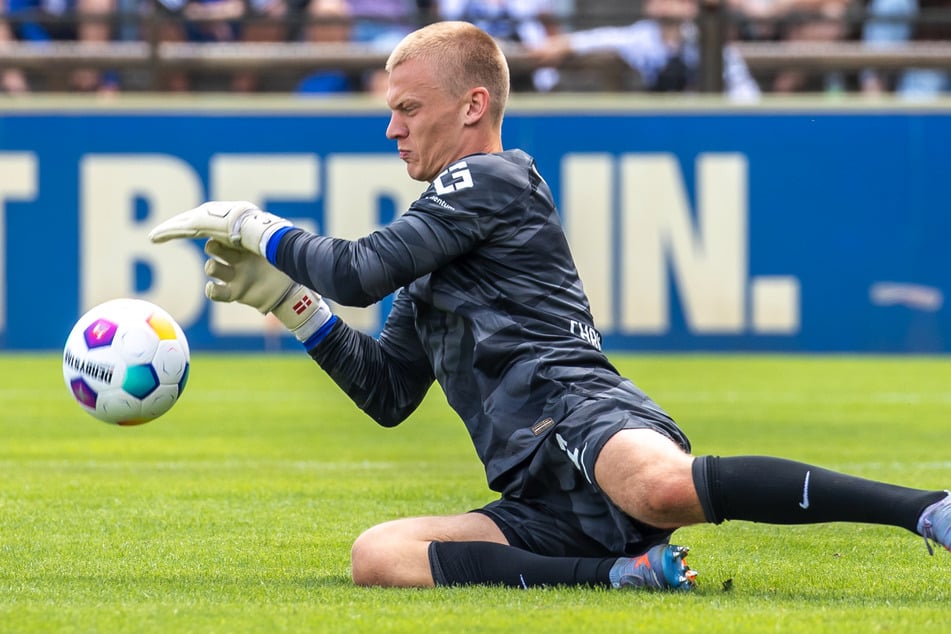 Oliver Christensen (24) könnte auch in der kommenden Spielzeit im Tor der Hertha stehen.