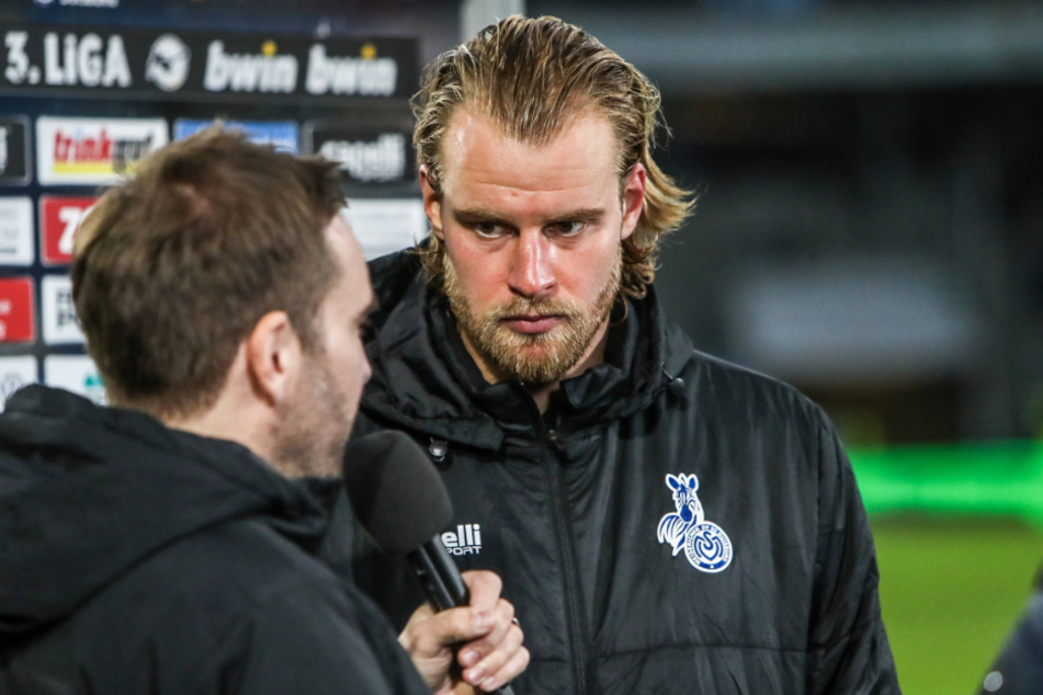 Sebastian Mai (29, r.) redete sich nach der 0:1-Pleite gegen Arminia Bielefeld in Rage.