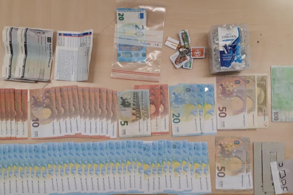 Teile der Sachen, die die Polizei bei dem Mann fanden.