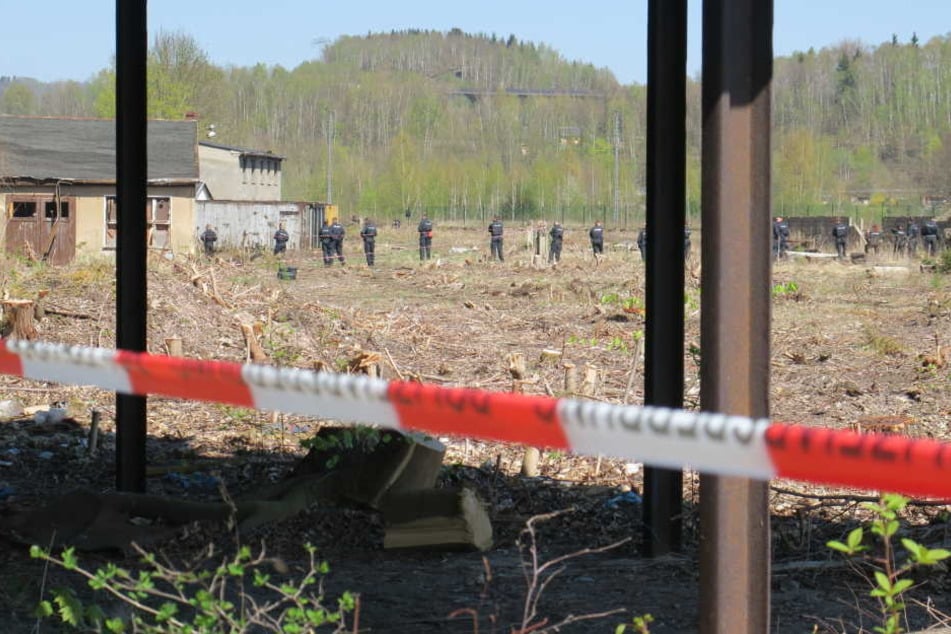 Leiche im Erzgebirge gefunden: Kriminalpolizei vor Ort