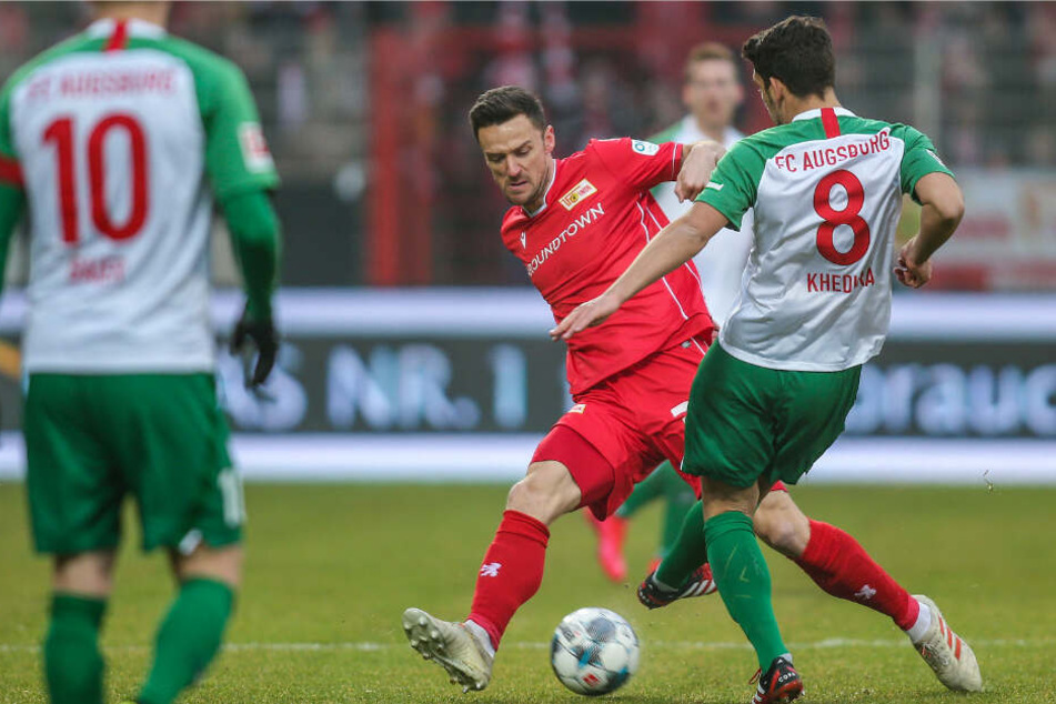 Berlins Christian Gentner (l) kämpft gegen Rani Khedira von FC Augsburg um den Ball.
