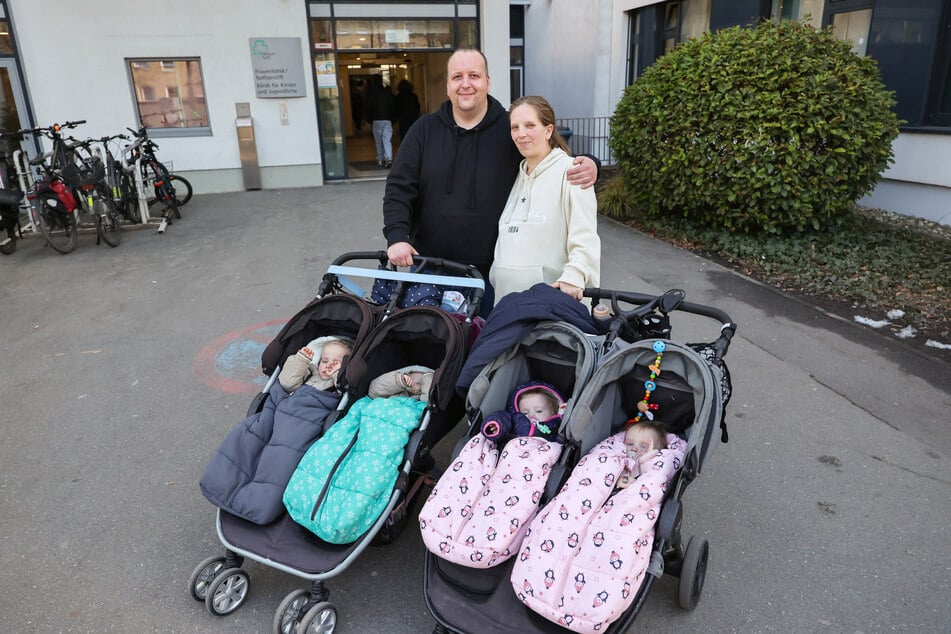 Andreas Rittner (l.) und Jasmin Schmidt verlassen mit ihren vier Kindern das Klinikum Fürth. Die beiden Jungen sind etwa zweieinhalb Jahre alt, die Mädchen eineinhalb.