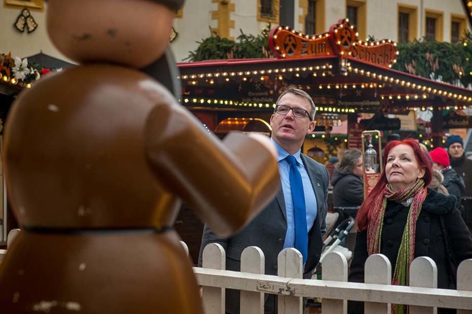 Gleich bummeln sie über den Weihnachtsmarkt: Bürgermeister Sven Krüger (44) und Schriftstellerin Sabine Ebert (59).