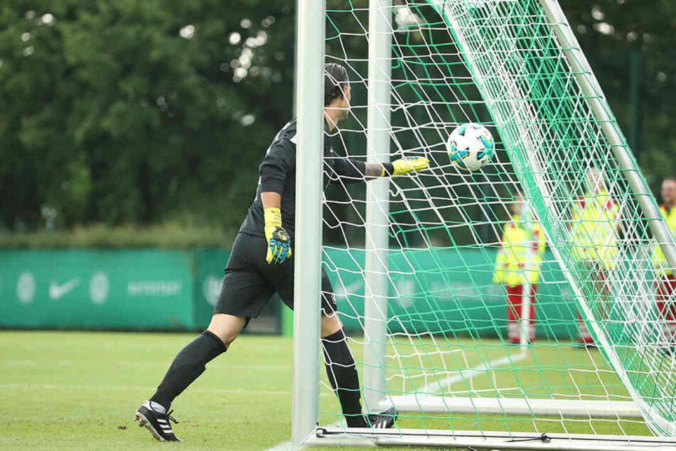 Daniel Haas ist geschlagen. Der Ball schlägt hinter ihm im Tor ein.