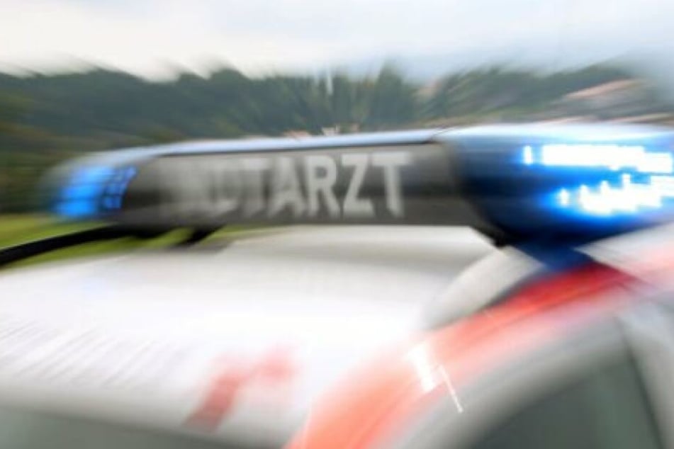 Rettungskräfte brachten den schwerverletzten 22-Jährigen in ein Krankenhaus. (Symbolbild)